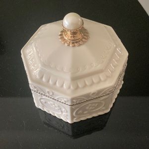 Lenox porcelain jewelry box 24k gold detail and pearl top lid
